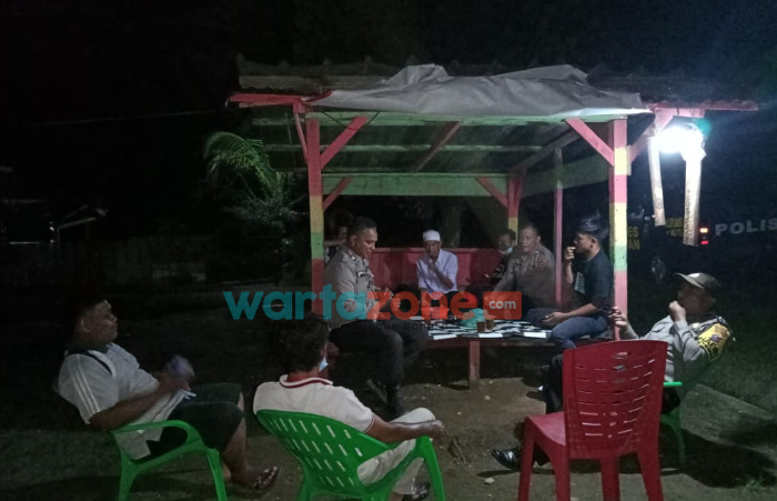 Personel Polsek Bandar Pulau Polres Asahan Sambangi Pos Kamling Barokah