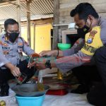 Polisi di Pacitan Dampingi Warga Buat Minyak Goreng Berbahan Kelapa, Hasilnya Dibagikan Secara Gratis