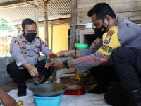 Polisi di Pacitan Dampingi Warga Buat Minyak Goreng Berbahan Kelapa, Hasilnya Dibagikan Secara Gratis