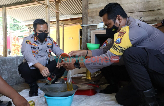 Polisi di Pacitan Dampingi Warga Buat Minyak Goreng Berbahan Kelapa, Hasilnya Dibagikan Secara Gratis