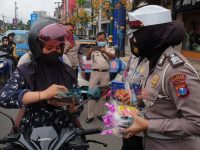 Polresta Malang Kota Kampanyekan Prokes dan Disiplin Lalulintas pada Valentine Day