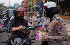 Polresta Malang Kota Kampanyekan Prokes dan Disiplin Lalulintas pada Valentine Day