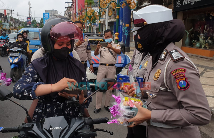 Polresta Malang Kota Kampanyekan Prokes dan Disiplin Lalulintas pada Valentine Day