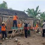 Roboh Akibat Hujan Angin, Kapolsek Sukomoro Nganjuk Bangun Kembali Rumah Nenek Painem