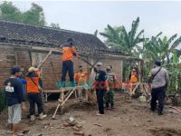Roboh Akibat Hujan Angin, Kapolsek Sukomoro Nganjuk Bangun Kembali Rumah Nenek Painem