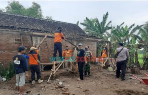 Roboh Akibat Hujan Angin, Kapolsek Sukomoro Nganjuk Bangun Kembali Rumah Nenek Painem
