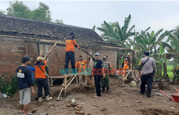 Roboh Akibat Hujan Angin, Kapolsek Sukomoro Nganjuk Bangun Kembali Rumah Nenek Painem