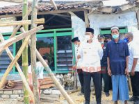 Roboh Disapu Angin Kencang, Bupati Pamekasan akan Bangun Rumah Kakek Sunarto
