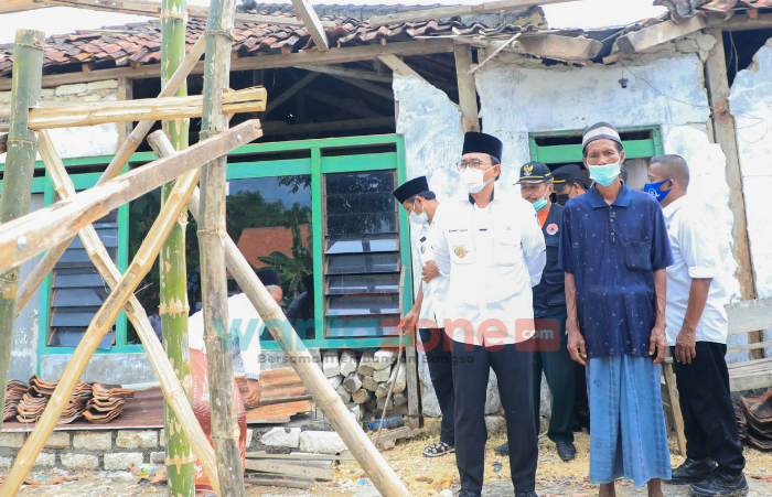 Roboh Disapu Angin Kencang, Bupati Pamekasan akan Bangun Rumah Kakek Sunarto