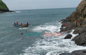 Satu Korban Ritual di Pantai Payangan Jember Ditemukan Tersangkut di Batu Karang
