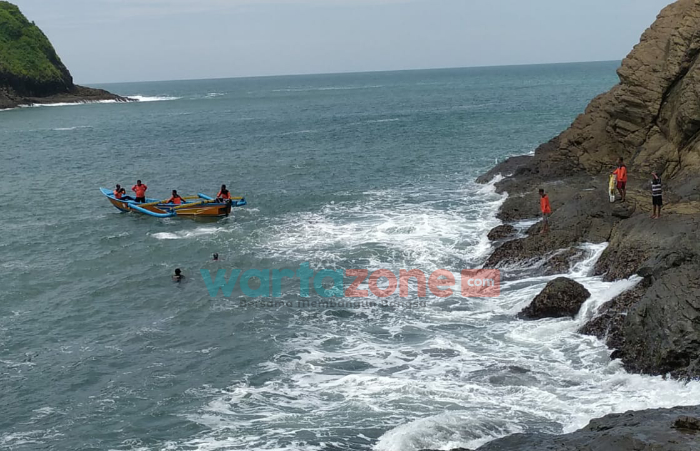 Satu Korban Ritual di Pantai Payangan Jember Ditemukan Tersangkut Batu Karang