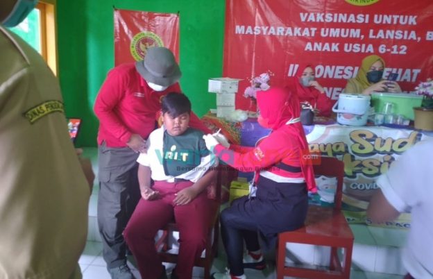 Tangkal Sebaran Omicron, Dinkes Sumenep Gandeng BIN Gelar Vaksinasi di SDN I Pragaan Laok