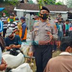 Tim Pamor Keris Bagikan Masker Gratis di Pasar Hewan Trenggalek