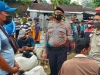 Tim Pamor Keris Bagikan Masker Gratis di Pasar Hewan Trenggalek