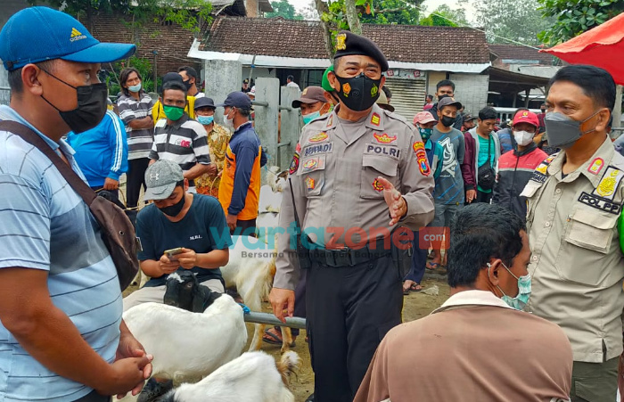 Tim Pamor Keris Bagikan Masker Gratis di Pasar Hewan Trenggalek