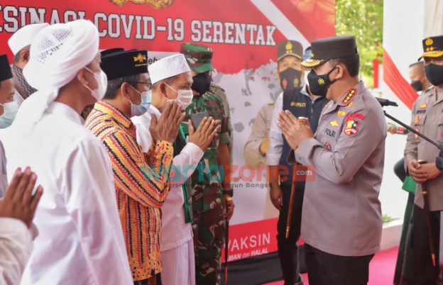 Tokoh Agama di Jatim Ikut Vaksinasi, Kapolri_ Jadi Penyemangat Kita Semua