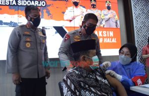 Wakapolda Jatim Tinjau Vaksinasi Lansia di Sidoarjo