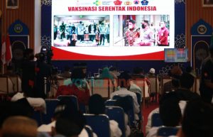 Wakapolda Jatim Tinjau Vaksinasi Serentak di Ponpes Nurul Jadid Probolinggo