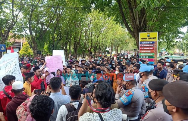 Aktivis GMNI dan Keluarga Herman Geruduk Polres Sumenep, Sampaikan Sejumlah Tuntutan Insiden Penembakan Brutal
