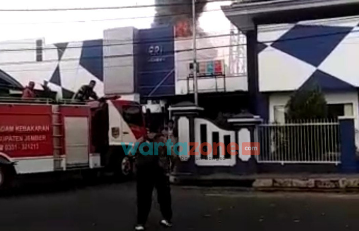 Aula Rengganis Gedung RRI Jember Terbakar