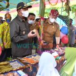 Cicipi Onde-Onde, Bupati Sumenep Borong Dagangan Siswa SD di Pulau Sapudi