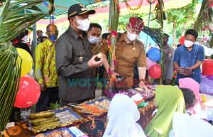 Cicipi Onde-Onde, Bupati Sumenep Borong Dagangan Siswa SD di Pulau Sapudi
