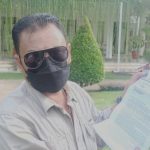 Foto: Wakil ketua DPRD Banyuwangi Ruliyono menunjukkan surat yang akan dikirim ke Presiden Joko Widodo.