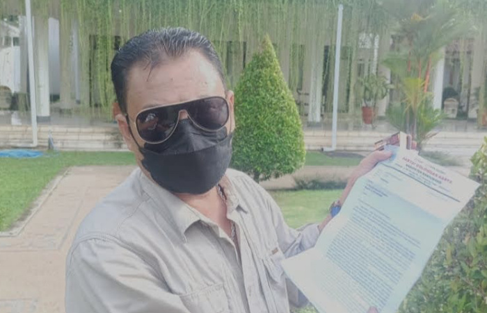 Foto: Wakil ketua DPRD Banyuwangi Ruliyono menunjukkan surat yang akan dikirim ke Presiden Joko Widodo.