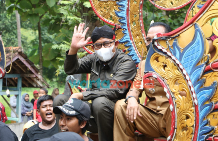 Hadiri Peluncuran Program Kesehatan Gratis, Bupati Sumenep Diarak Musik Tradisional Ul Daul
