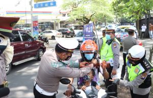Helm Gratis di Operasi Keselamatan Semeru 2022 yang Digelar Polresta Malang Kota
