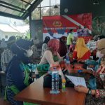 Caption: Pelaksanaan kegiatan vaksinasi Covid-19, di Aula PT. PMP Bobbin Desa Candijati, Kecamatan Arjasa, Sabtu (19/2/2022).