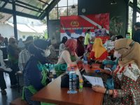 Caption: Pelaksanaan kegiatan vaksinasi Covid-19, di Aula PT. PMP Bobbin Desa Candijati, Kecamatan Arjasa, Sabtu (19/2/2022).