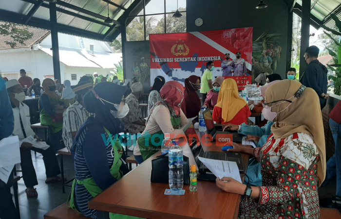 Caption: Pelaksanaan kegiatan vaksinasi Covid-19, di Aula PT. PMP Bobbin Desa Candijati, Kecamatan Arjasa, Sabtu (19/2/2022).