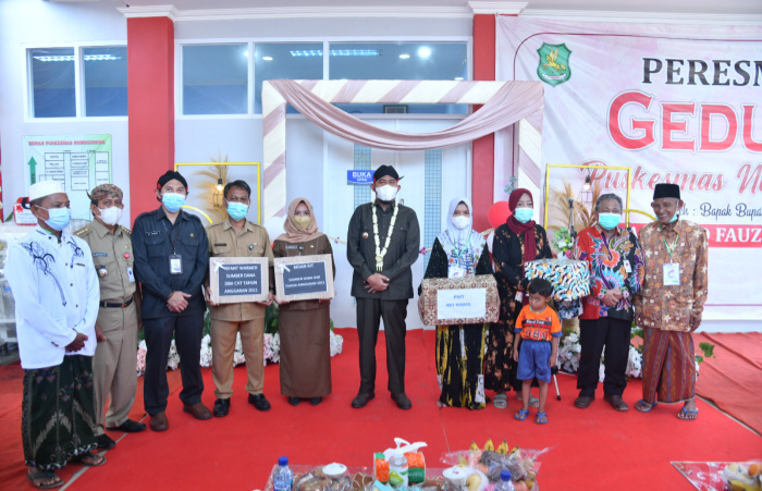 Foto: Bupati Sumenep, Achmad Fauzi foto bersama usai meresmikan gedung baru Puskesmas Nonggunong Pulau Sapudi. Senin, 21 Maret 2022.