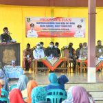 Foto: Bupati Sumenep, Achmad Fauzi menyalurkan Bantuan Langsung Tunai (BLT) Desa di Desa Sokaramme Paseser, Kecamatan Nonggunong, Pulau Sapudi.