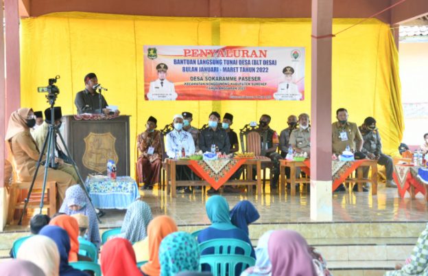 Foto: Bupati Sumenep, Achmad Fauzi menyalurkan Bantuan Langsung Tunai (BLT) Desa di Desa Sokaramme Paseser, Kecamatan Nonggunong, Pulau Sapudi.