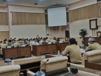 Foto: Sejumlah Kepala Desa di Kecamatan Pesanggaran mendatangi Kantor DPRD Banyuwangi mempertanyakan hasil penjualan saham Tambang Emas PT. BSI.