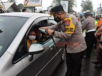 Ingatkan Prokes dan Patuh Aturan Lalulintas, Kapolres Bondowoso Turun Jalan Bagi-bagi Masker