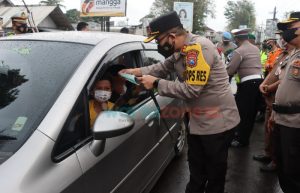 Ingatkan Prokes dan Patuh Aturan Lalulintas, Kapolres Bondowoso Turun Jalan Bagi-bagi Masker