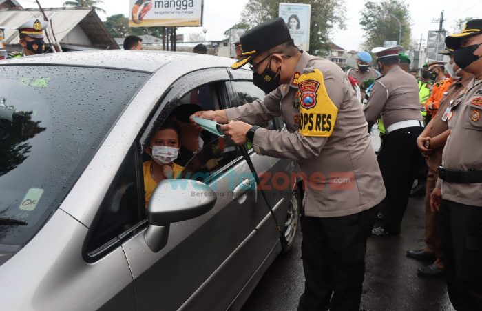 Ingatkan Prokes dan Patuh Aturan Lalulintas, Kapolres Bondowoso Turun Jalan Bagi-bagi Masker