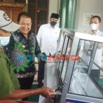 Bupati Jember, Bupati Hendy Siswanto, bantuan rombong untuk Dulkowi, Pendapa Wahyawibawagraha, Berita Jember, Kerja Tanpa Honor 30 Tahun, Linmas di Jember Nyambi Jualan Cilok, Linmas Jember,
