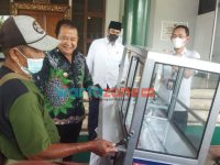 Bupati Jember, Bupati Hendy Siswanto, bantuan rombong untuk Dulkowi, Pendapa Wahyawibawagraha, Berita Jember, Kerja Tanpa Honor 30 Tahun, Linmas di Jember Nyambi Jualan Cilok, Linmas Jember,
