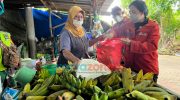 Ketua DPR RI Puan Maharani Borong Pisang Warga Gili Iyang Sumenep