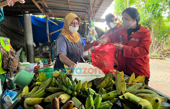 Ketua DPR RI Puan Maharani Borong Pisang Warga Gili Iyang Sumenep