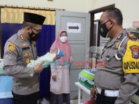 Kunjungi Bayi Perempuan yang Diduga Dibuang di Poncogati, Kapolres Bondowoso Pastikan Lakukan Penyelidikan