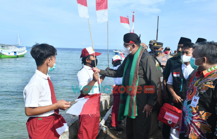 Kunker di Pulau Sapudi, Bupati Sumenep Disambut Antusiasme Warga di Dermaga