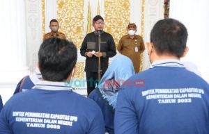 Lepas Rombongan Bimtek PABPDSI, Bupati Sumenep Ajak BPD Kerja Cepat Bangun Sinergi dengan Kepala Desa