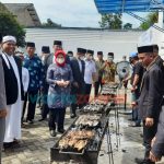 Pengasuh Pesantren Al-Islah Bondowoso Bagikan Ikan Gratis ke Warga