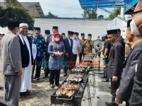 Pengasuh Pesantren Al-Islah Bondowoso Bagikan Ikan Gratis ke Warga