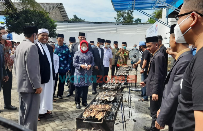 Pengasuh Pesantren Al-Islah Bondowoso Bagikan Ikan Gratis ke Warga